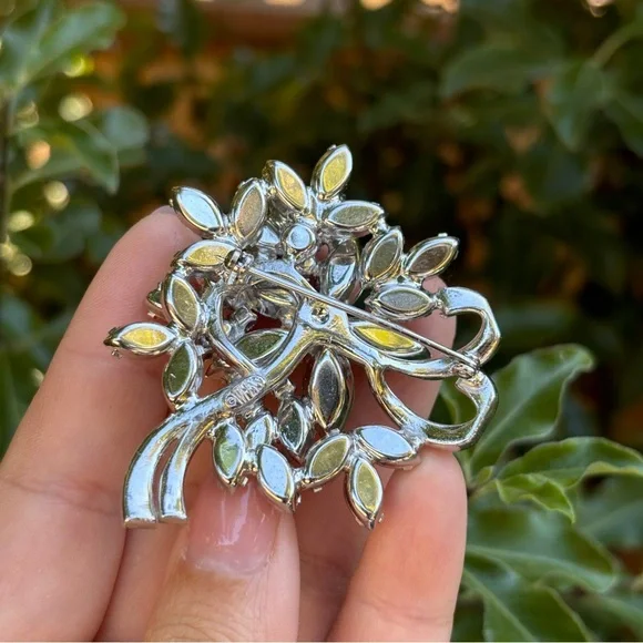 Vintage Signed Weiss Crystal Ice Clear Faceted Rhinestone Pin Brooch - Picture 2 of 4